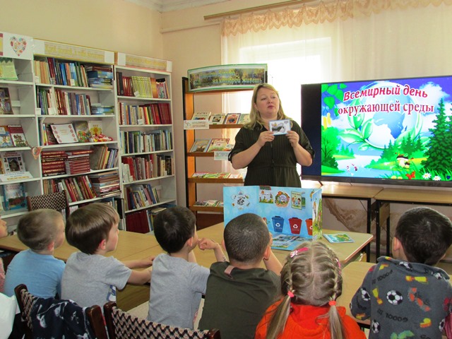 В среду в библиотеке побывало 34. День библиотеки в детском саду. День экологии в детском саду. День земли в библиотеке. Ко Дню окружающей среды в библиотеке.